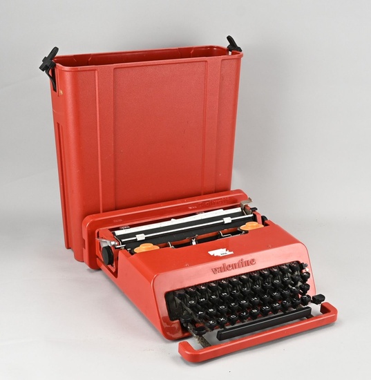 Machine à écrire en plastique rouge. Marque : Olivetti Valentine. Design : Ettore Sottsass, 1917...