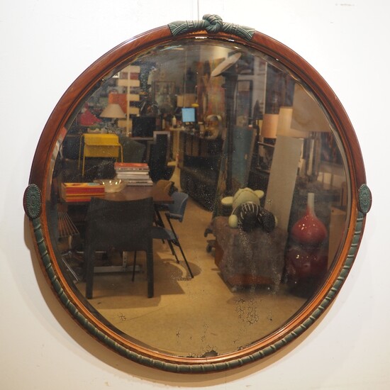 Miroir Art-Déco : Verre mercurisé et biseauté, encadrement circulaire en acajou massif, appliqué d'une guirlande...