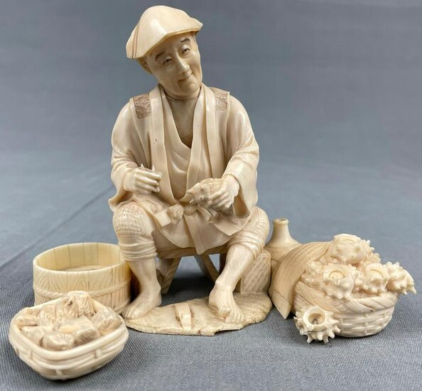 Mussel fisherman. Sculpture. Proably Japan old around