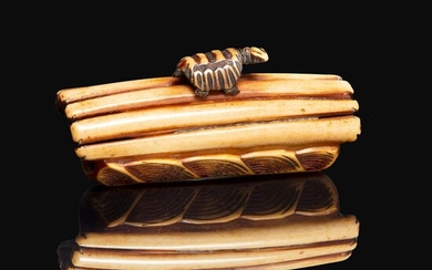 NETSUKE en corne de cerf, représentant une petite tortue sur des rondins, formant radeau sur les flots. (Gerce). Japon, fin d...