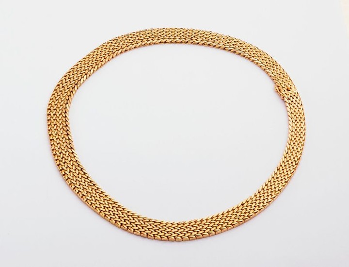 Necklace in yellow gold flat knit articulated in...
