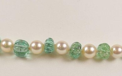 Necklace of cultured pearls alternating with chrysoprase pearls, gold clasp...