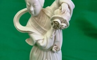 Oriental porcelain statuette depicting a woman