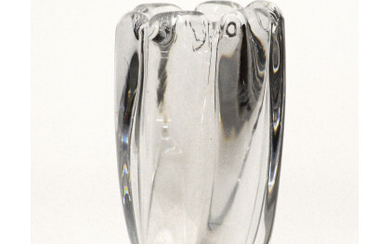 Orrefors , Vaso in cristallo trasparente incolore. Svezia, secolo XX. Firmato e numerato a punta sotto la base. (h cm 20) (difetti)