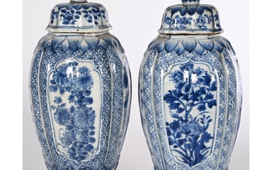 PAIRE DE VASES couverts en porcelaine de CHINE à décor en camaïeu bleu de fleurs....