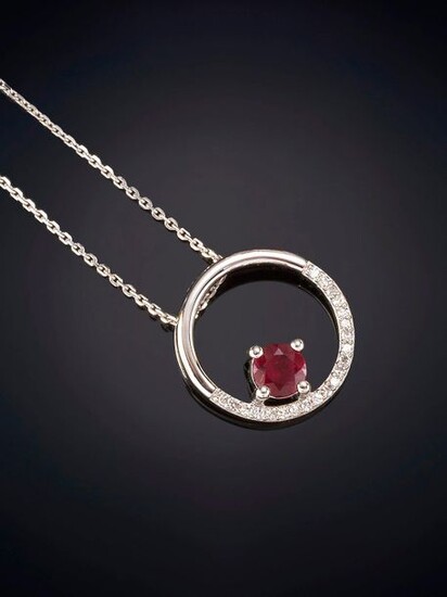 PENDANT WITH MEDIUM RUBY RING OF BRIGHTNESS, chain and frame in 18K white gold. Price: 380,00 Euros. (63.227 Ptas.)
