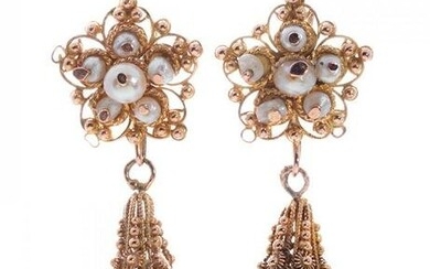 Pair of 18kt yellow gold and pearl earrings. Three-part model, with an upper rosette with a central
