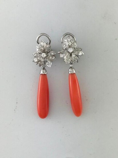 Pair of 750°/°° white gold flower ear clips with diamonds holding a mobile pink coral drop drop pendant, Gross weight: 12,72g