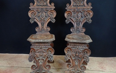 Paire de chaises Lorraine de style Néo-Renaissance en bois à décor richement mouluré et sculpté...
