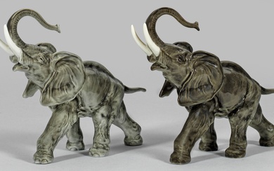 Paire de figurines d'éléphants Représentation naturaliste d'éléphants africains en peinture sous glaçure de couleur grise....