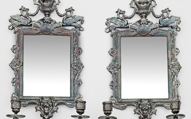 Paire de miroirs Napoléon III à deux battants ; plaqué. Encadrement de miroir rectangulaire haut...