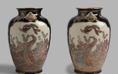 Paire de vases. Chine, milieu du XXe siècle. Porcelaine peinte à la main. Marques de...