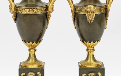 Paire de vases décoratifs Empire en bronze, patiné foncé et partiellement doré. Sur une base...
