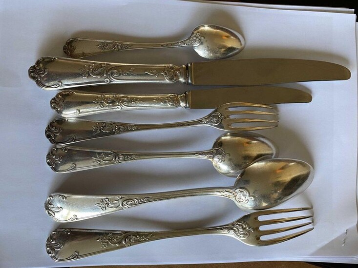 Part of silver plated metal housewife leafy model including large cutlery, large knives, dessert knives and cutlery and small spoons. We join some silver plated metal cutlery.