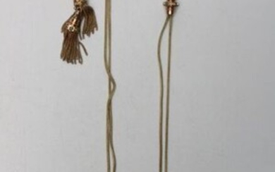 Partie de chaîne giletière en or jaune bas titre (poinçon ET) avec deux pompons et porte-mine, avec petites pierres turquoises et perles sur les coulants. Poids brut : 27.2 g