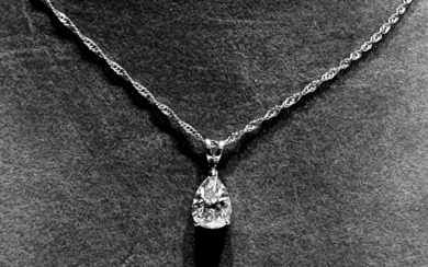Pendentif or blanc sur sa chaîne soutenant un diamant goutte taille moderne pesant 3,30 c...