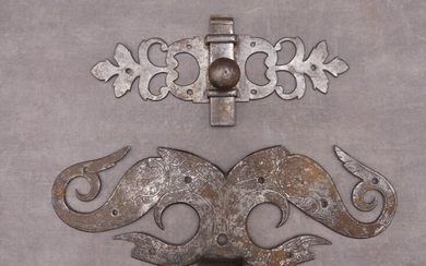Penture à moustache en fer forgé, découpé et gravé. XVIIème siècle. Longueur : 33,3 cm....