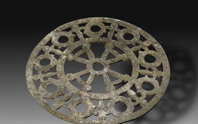 Polycandélion en bronze. Début de l'époque byzantine, 6e siècle après J.-C. ø 28,5cm. Moulé en...