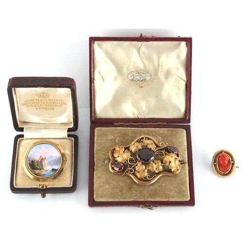 Property of a lady - a Victorian unmarked yellow gold amethy...