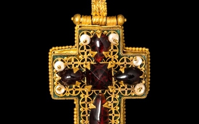 *RELIQUAIRE en or, en forme de croix à compartiments. La face décorée d'un fond en...