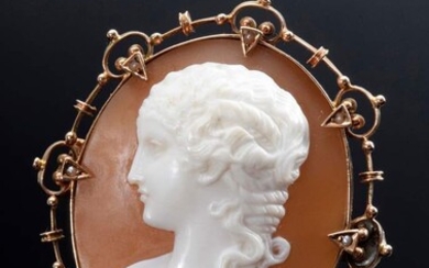 RG 585 pin with fine shell camée "Young woman with braided hairdo" and small river pearls, around 1870/80, 8,4g, 4,2x3,5cm