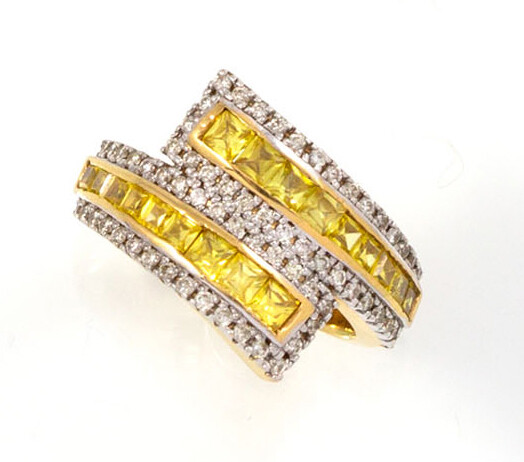 RING in 18K yellow gold holding a succession of brilliant-cut...