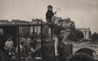 ROBERT DOISNEAU - Kids play near Porte d'Orleans