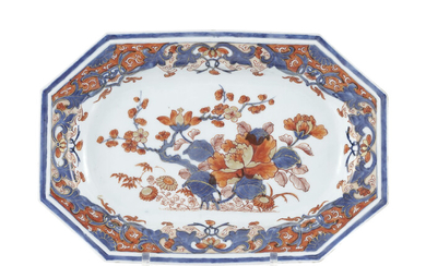 Ravier octogonal en porcelaine Imari, Chine, XVIIIe s., décor de fleurs, l. 28 cm