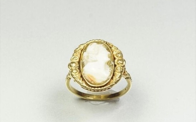 Ring in 18K (750/oo) yellow gold, the oval plate decorated...