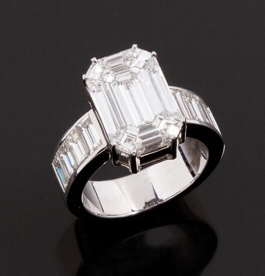 Ring in 18k white gold (750 thousandths) producing an astonishing...