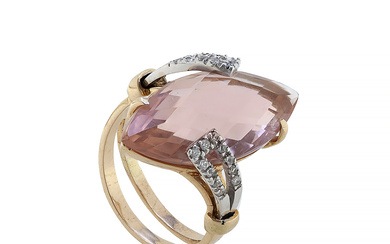 Ring in yellow gold and rose quartz.