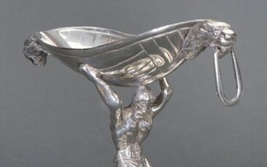 Silver spice rack with a tenant figure holding a small curled up bowl finished in lion's heads, 19th century. Collector's item. Weight: 200 gr. Height: 12 cm. Exit: 300uros. (49.916 Ptas.)