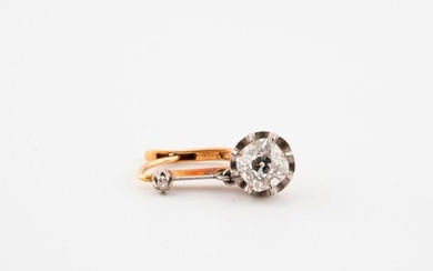 Sleeper in yellow gold (750) and platinum (850) set with an antique cut diamond in claw setting.