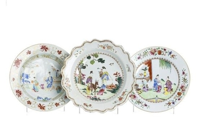 Three plates with figures in Chinese porcelain