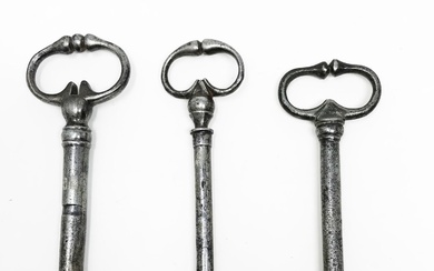 Trois clés. 15,18 - 15, 6 - 13, 95 cm - Lot 46 - Art Richelieu