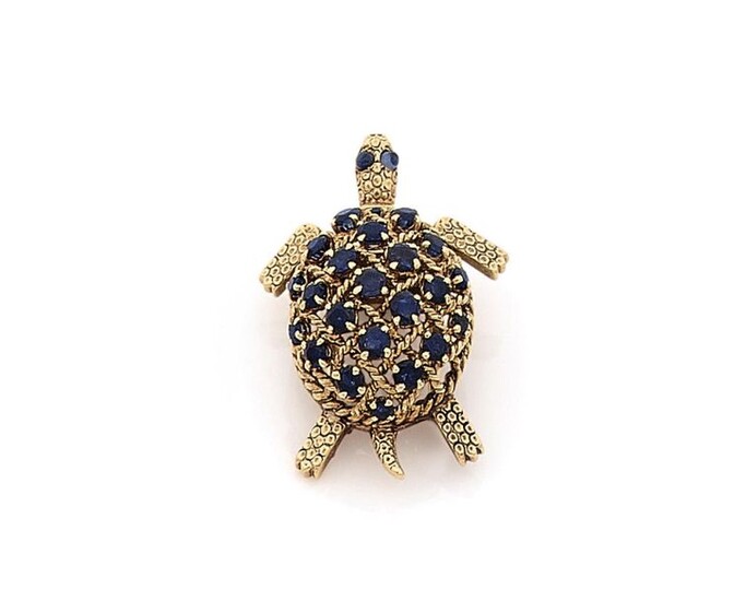 Turtle clip in 18 ct yellow gold (750‰), the carapace openworked with stringed crossbars set with sapphires.