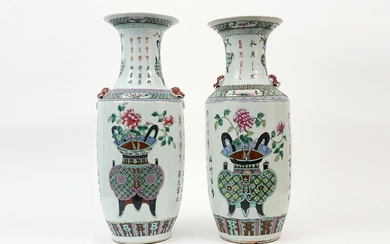 Twee Chinese vazen in porselein met een polychroom decor met jardinière - hoogte : 58...