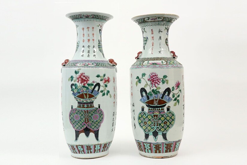 Twee Chinese vazen in porselein met een polychroom decor met jardinière - hoogte : 58...