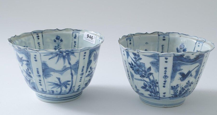 Two Chinese kraak porcelain bowls, 17th century, Ming dynasty, decorated with flowers and birds, h. 9 cm, diam. 14 cm, minimal chip inside foot rim, some fretting to the rim (2x)
