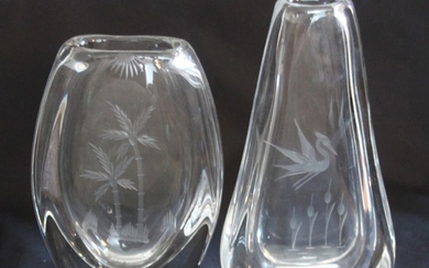 Two clear glass vases engraved with palm and crane. Unsigned. H. 18–21 cm. W. 12–13 cm. D. 4–5 cm. (2)