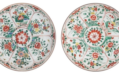 Two nearly identical Chinese famille verte 'Flower' plates, Kangxi period, ø 27,5 cm
