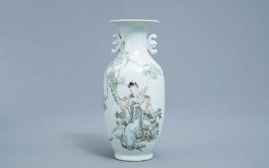 Un vase en porcelaine de Chine qianjiang cai à décor de femme dans un jardin, 19ème/20ème siècle