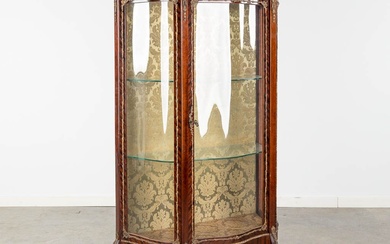 Une vitrine vintage, verre bombé monté avec du bronze dans le style Louis XV. Deuxième...