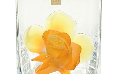 Vase Lalique "Amber Rose", vase en verre transparent. France, avec une rose appliquée à l'avant...