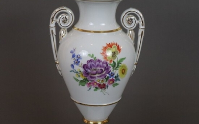 Vase à anses en volute - Meissen, forme empire, porcelaine, peinture florale polychrome sur les...