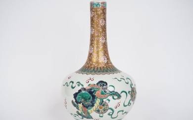 Vase bouteille à long col en porcelaine et émaux famille verte décor de lions bouddhiques...