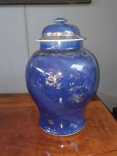 Vase couvert en porcelaine bleu à motifs dorés Chine
