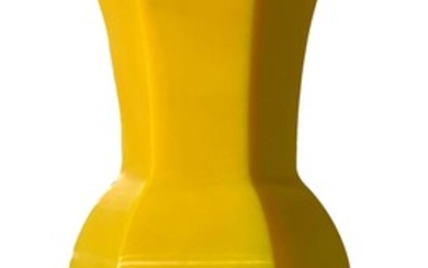 Vaso in vetro di colore giallo, Cina, XX secolo. Di sottile spessore a...