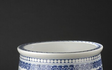 Vasque à poisson en porcelaine bleu blanc Chine, XXe siècle À décor d'oiseaux, chrysanthèmes, pivoines...
