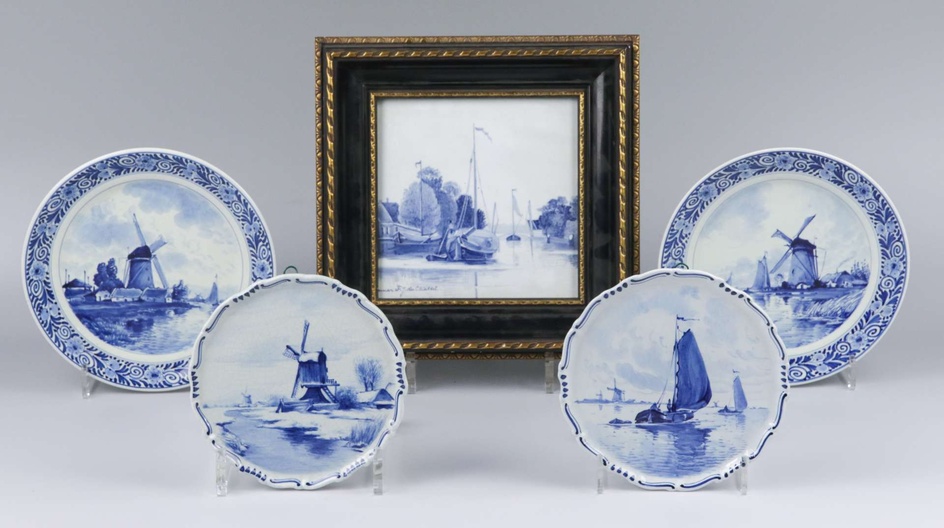 Vier Delftse blauw wit aardewerk wandbordjes en een tegel met voorstellingen naar schilderijen, De Porceleyne Fles